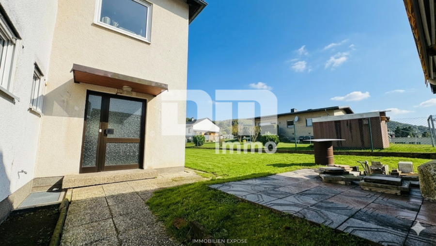 Gepflegtes Ein / Zweifamilienhaus mit Doppelgarage in begehrter Ortsrandlage von Zierenberg - Terrasse hinter dem Gebäude / 2. Zugang